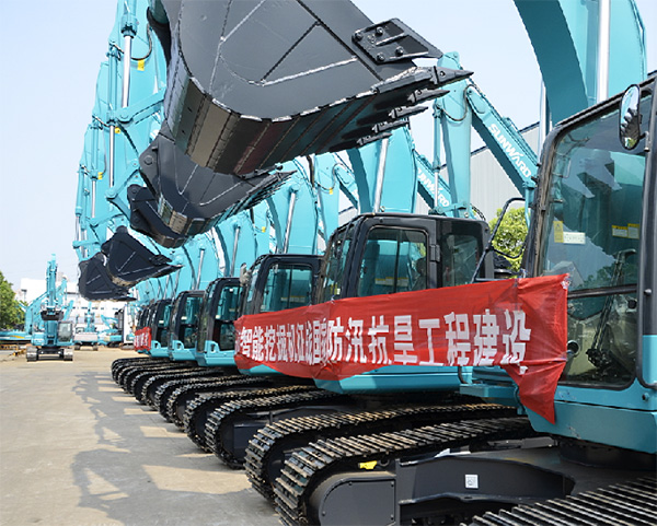 抗洪英雄显身手，，，，，，，龙8头号玩家智能系列挖掘机奔赴抗洪一线