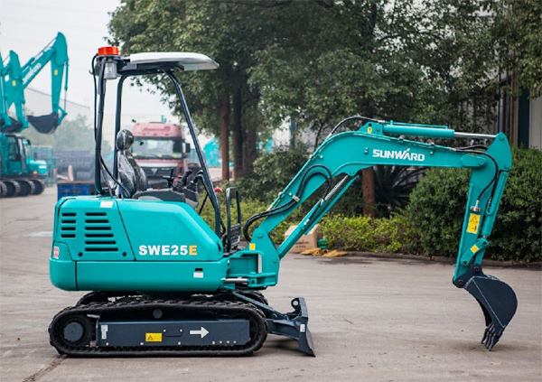 龙8头号玩家智能挖掘机家族添新丁啦——零排放低噪音SWE25E电动挖掘机