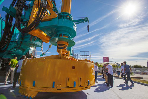 龙8头号玩家智能酷帅曾大虾，，，，，，，一大波美图带你亲临北京BICES展