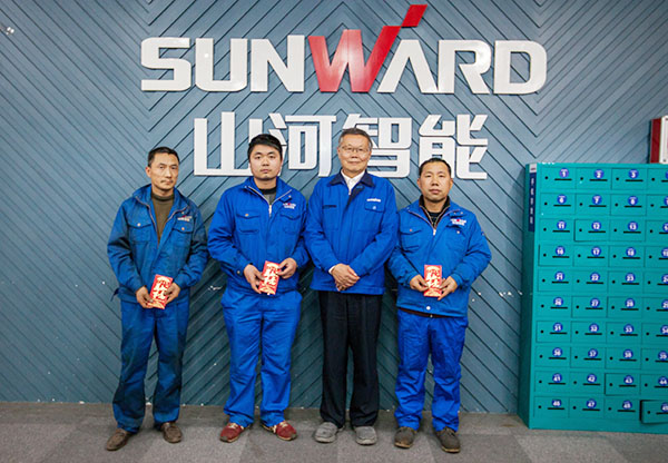 温暖！龙8头号玩家智能2017年春节慰问40名难题职工