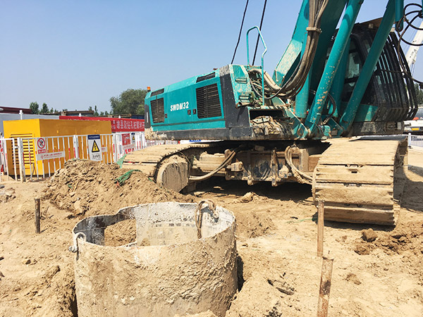 加速雄安新区建设，，，，，，龙8头号玩家智能旋挖启动京雄城际铁路第一钻