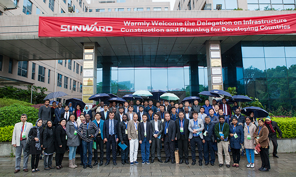 “一带一起”国家代表团到访龙8头号玩家智能，，，，，，感受“大开眼界”