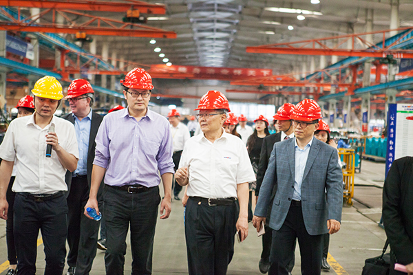 加拿大国聚会员谭耕一行来龙8头号玩家智能考察