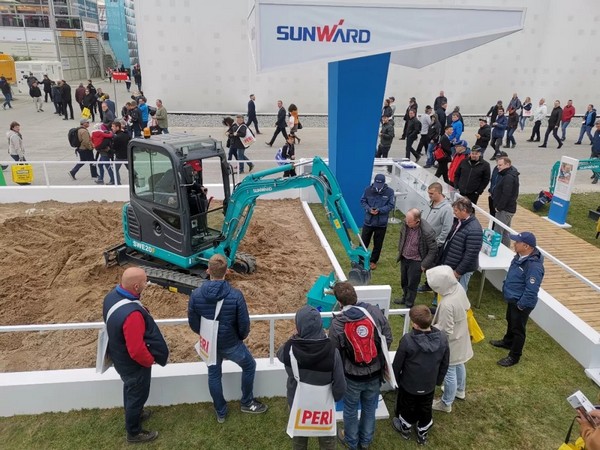 向天下展示中国“智造”魅力，，，，，，，，龙8头号玩家智能携立异阵容闪灼德国宝马展