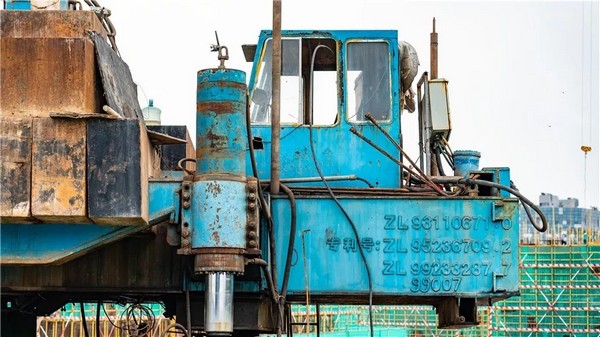 祝贺，，，，，中国首台大吨位多功效液压静力压桩机今年二十岁了!