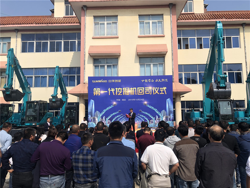 服役15年，，，，，，，凌驾20000小时！元老级挖机接“回家”！