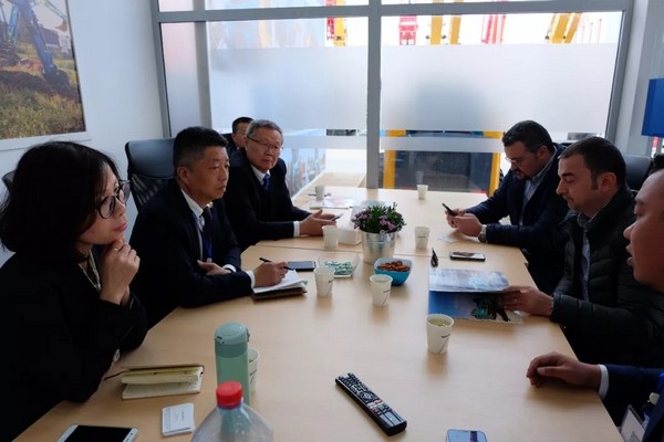 向天下展示中国“智造”魅力，，，，，，，，龙8头号玩家智能携立异阵容闪灼德国宝马展