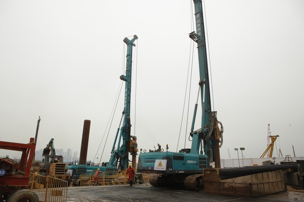 地铁咬合桩施工必备利器--龙8头号玩家智能旋挖钻机