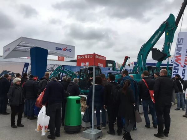 向天下展示中国“智造”魅力，，，，，，，，龙8头号玩家智能携立异阵容闪灼德国宝马展