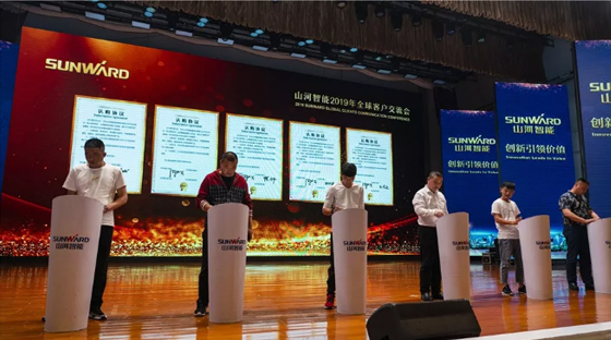 千人客户交流会，，，，，，10.5亿订单！龙8头号玩家智能二十年生长新奔腾