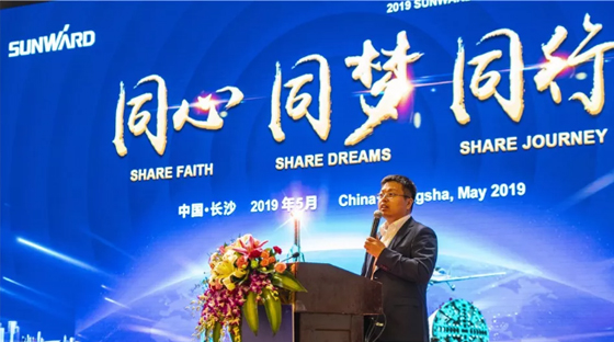 千人客户交流会，，，，，，10.5亿订单！龙8头号玩家智能二十年生长新奔腾