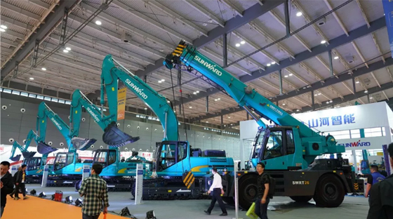 超强阵容尽显立异效果！龙8头号玩家智能闪灼长沙工程机械展