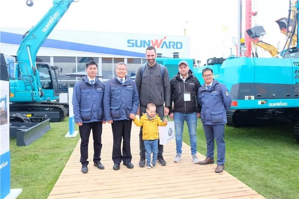 向天下展示中国“智造”魅力，，，，，，，，龙8头号玩家智能携立异阵容闪灼德国宝马展