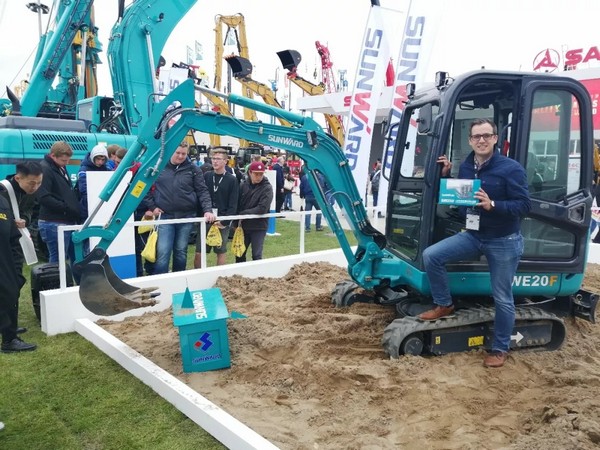 向天下展示中国“智造”魅力，，，，，，，，龙8头号玩家智能携立异阵容闪灼德国宝马展