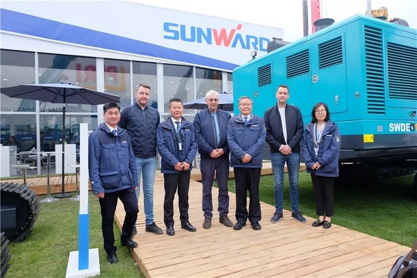 向天下展示中国“智造”魅力，，，，，，，，龙8头号玩家智能携立异阵容闪灼德国宝马展