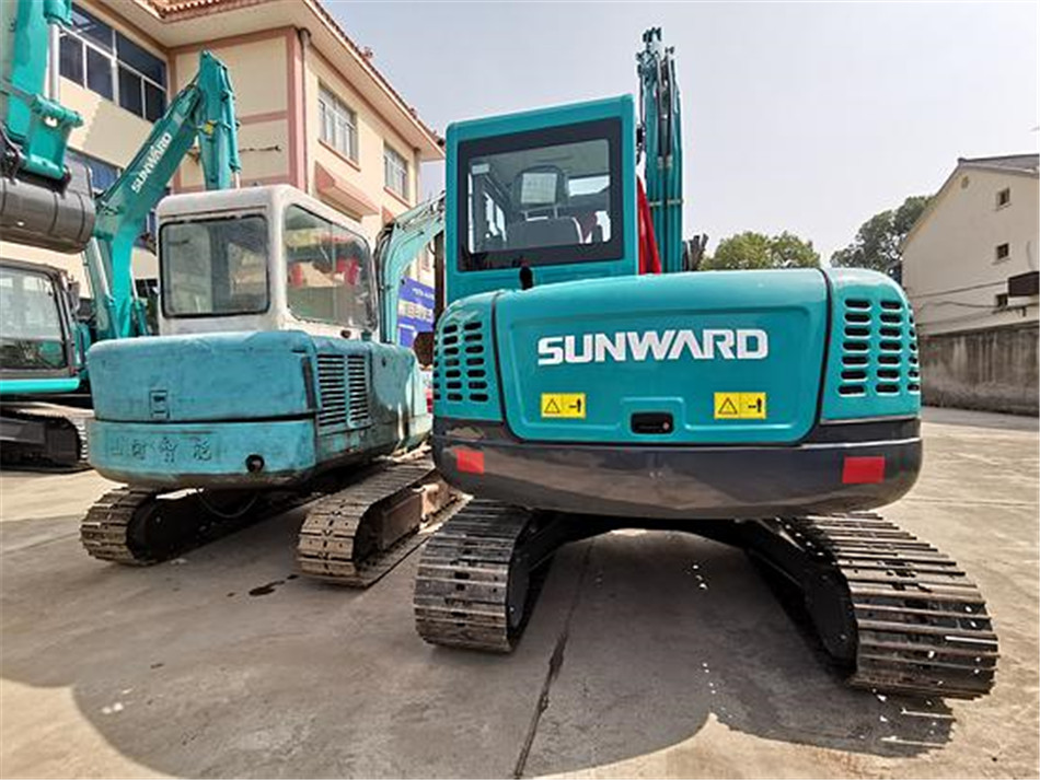 服役15年，，，，，，，凌驾20000小时！元老级挖机接“回家”！