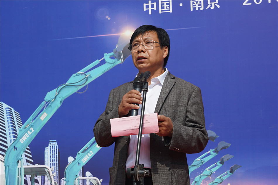 服役15年，，，，，，，凌驾20000小时！元老级挖机接“回家”！