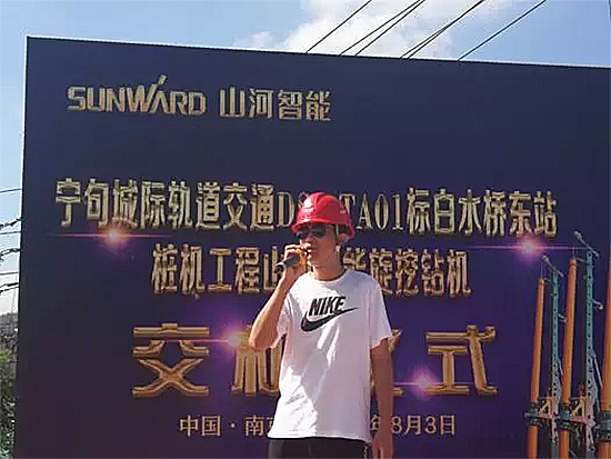 把“朋侪圈”“搬”到现。。。。。，，，，，，交机“玩出”新创意!