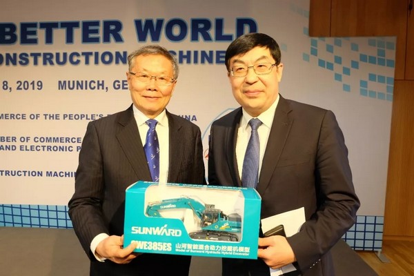 “三个率先”展示龙8头号玩家挖掘机欧洲生长历程