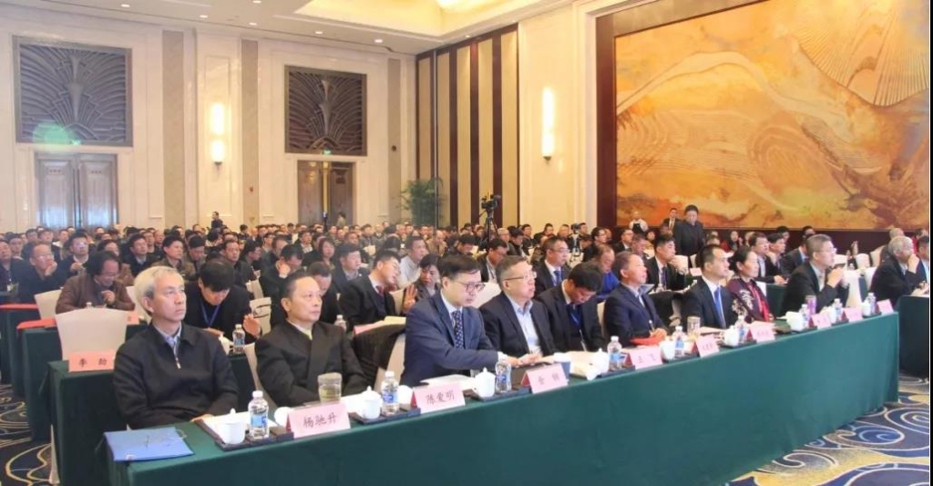 “互通与共赢”，，，，，，，，龙8头号玩家智能朱建新受邀出席高端对话