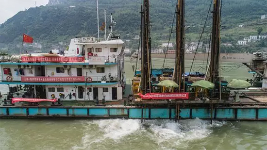 打造长江黄金水道！龙8头号玩家智能航道钻机轻松搞定水下礁石