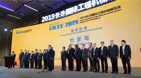 超强阵容尽显立异效果！龙8头号玩家智能闪灼长沙工程机械展