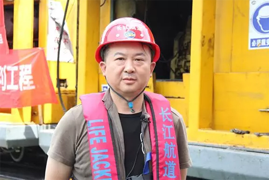 打造长江黄金水道！龙8头号玩家智能航道钻机轻松搞定水下礁石