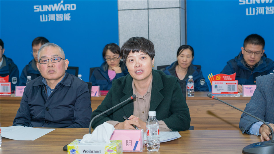 龙8头号玩家智能举行主题教育学习钻研会暨员工活动中心揭幕仪式