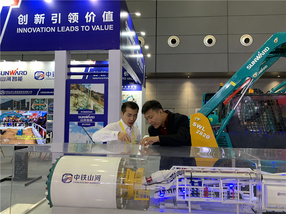 龙8头号玩家智能亮相轨道展览会 展全球领先工程装备效果