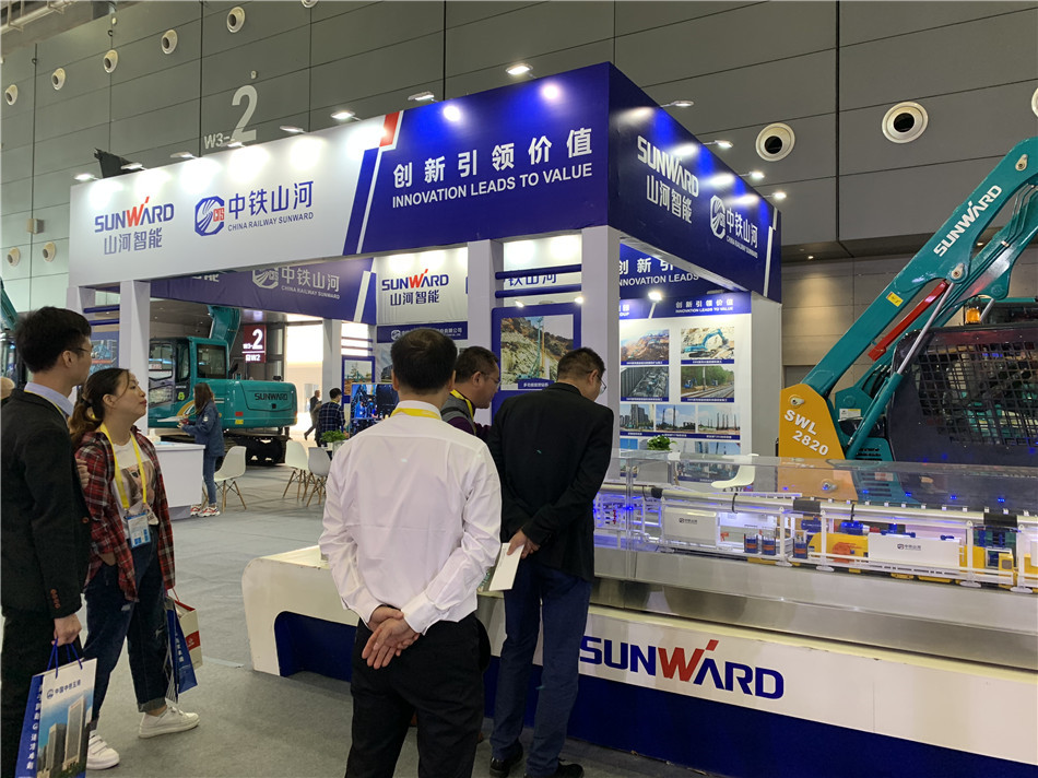 龙8头号玩家智能亮相轨道展览会 展全球领先工程装备效果