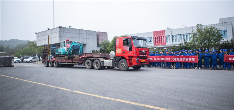 荣耀归来！龙8头号玩家智能第一代挖机顺遂“回家”啦