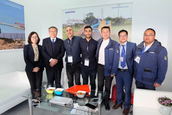 向天下展示中国“智造”魅力，，，，，，，，龙8头号玩家智能携立异阵容闪灼德国宝马展