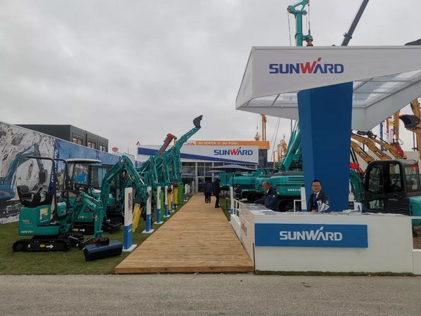 向天下展示中国“智造”魅力，，，，，，，，龙8头号玩家智能携立异阵容闪灼德国宝马展