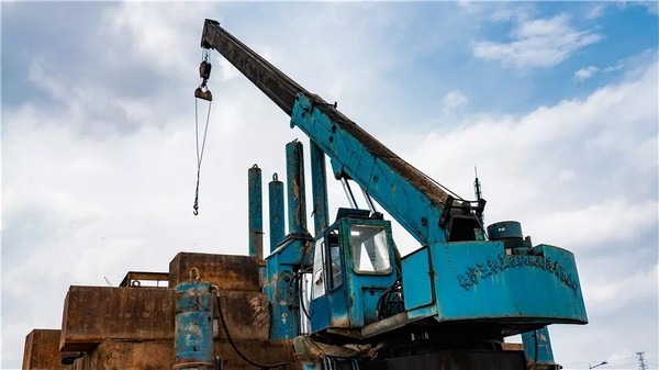 祝贺，，，，，中国首台大吨位多功效液压静力压桩机今年二十岁了!