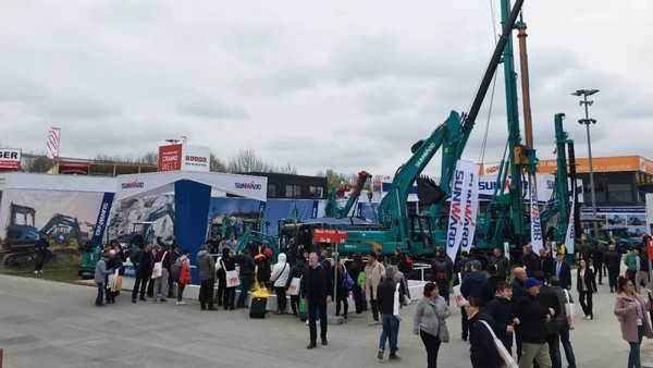 向天下展示中国“智造”魅力，，，，，，，，龙8头号玩家智能携立异阵容闪灼德国宝马展