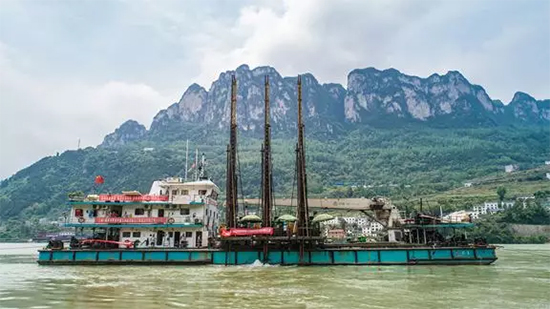 打造长江黄金水道！龙8头号玩家智能航道钻机轻松搞定水下礁石