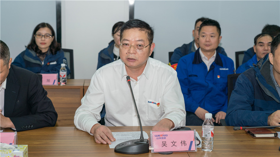 龙8头号玩家智能举行主题教育学习钻研会暨员工活动中心揭幕仪式