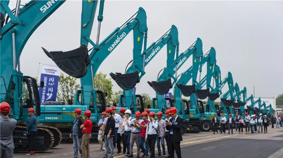 千人客户交流会，，，，，，10.5亿订单！龙8头号玩家智能二十年生长新奔腾