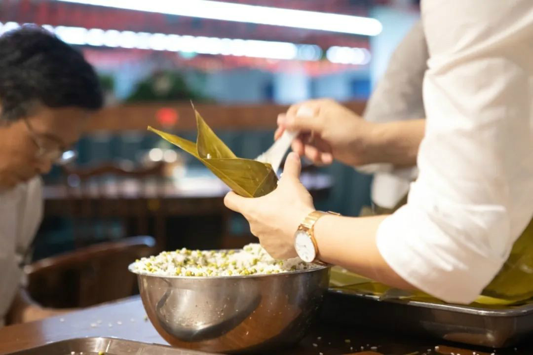 “爱国心，，，，，，，龙8头号玩家情”龙8头号玩家智能第四届包粽子角逐