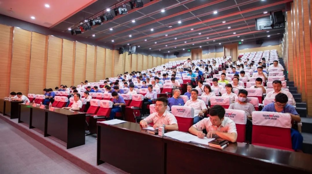 提升理论修养水平，，，，，确保党员生长质量 ——龙8头号玩家智能开展2020年入党起劲分子培训