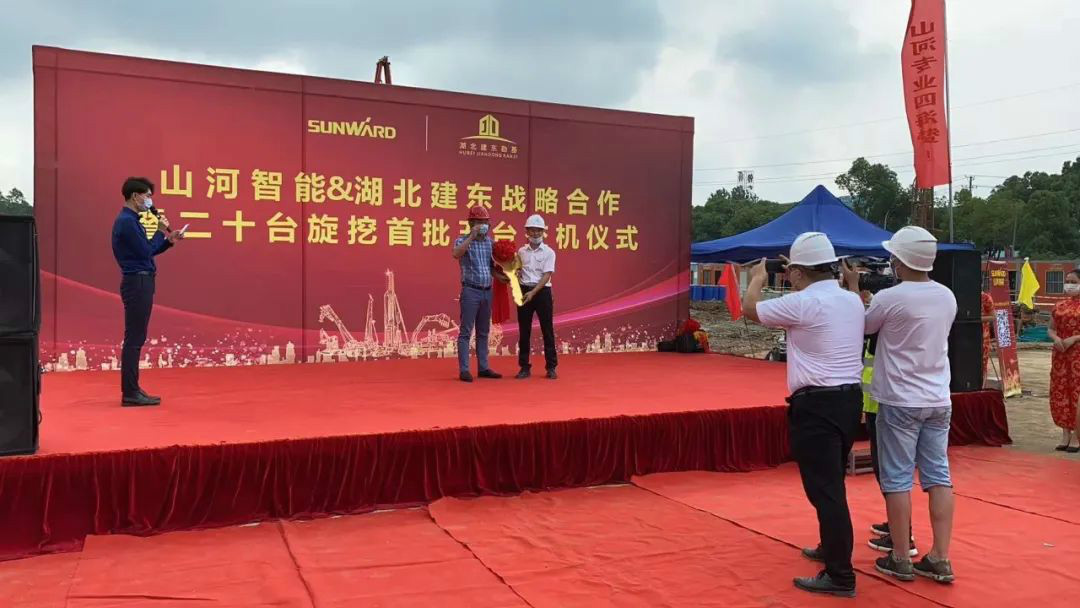 扬帆荆楚大地——龙8头号玩家智能旋挖钻机批量交付