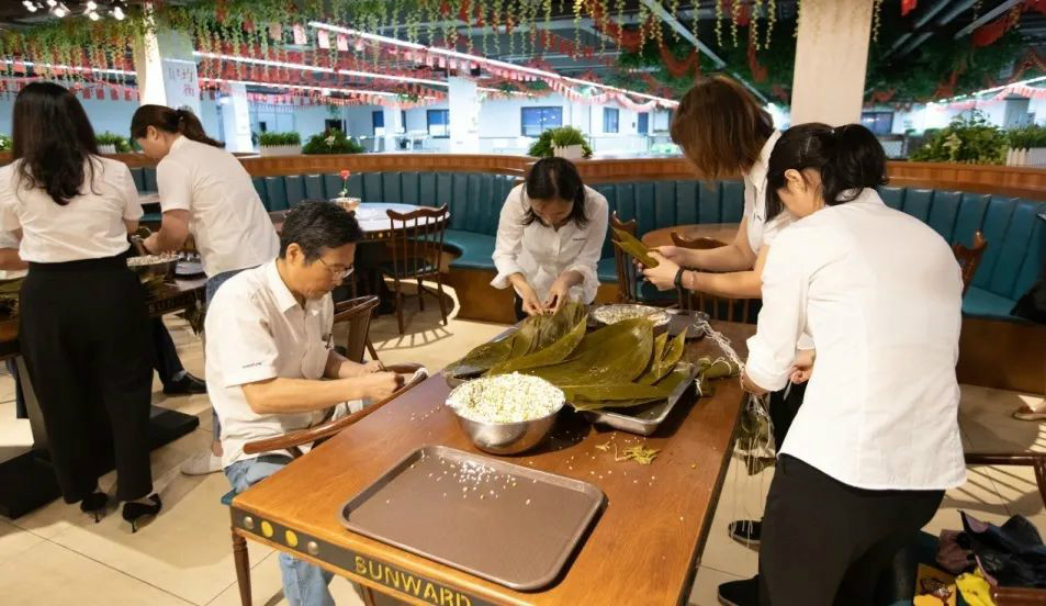 “爱国心，，，，，，，龙8头号玩家情”龙8头号玩家智能第四届包粽子角逐