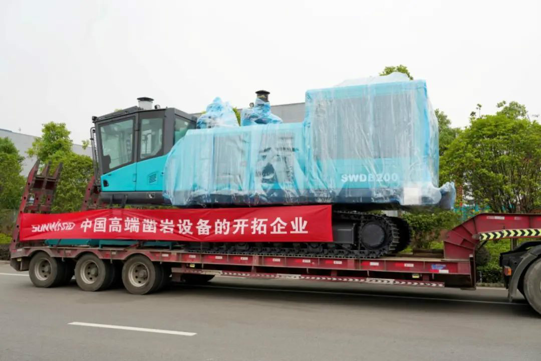 龙8头号玩家智能大孔径凿岩装备批量出口中东