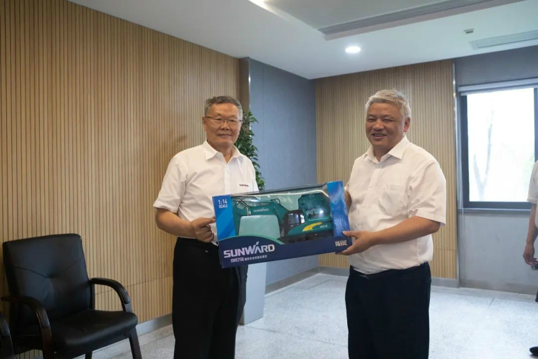 湖南黄金集团董事长黄启富一行考察龙8头号玩家智能