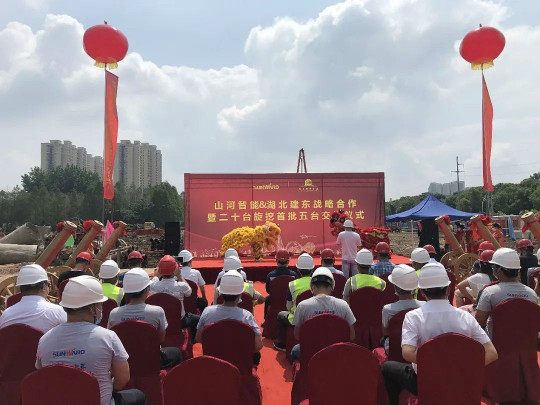 扬帆荆楚大地——龙8头号玩家智能旋挖钻机批量交付