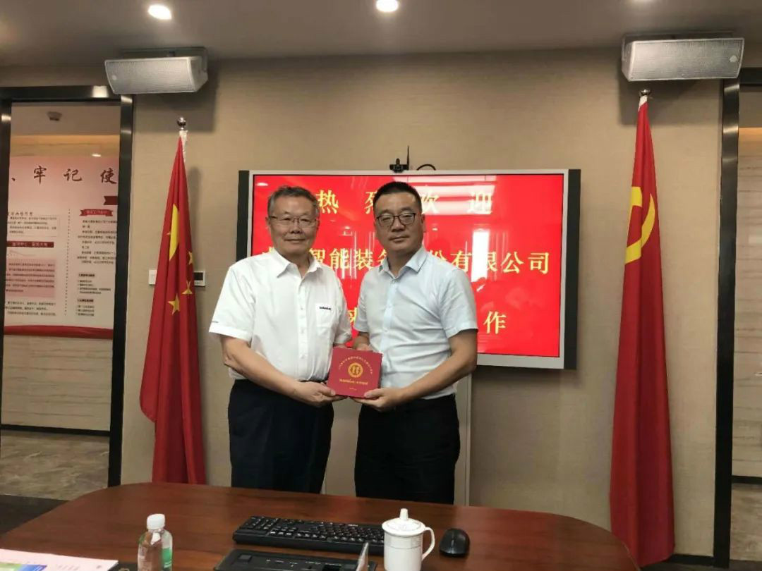 强强联合，，，，，，， 龙8头号玩家智能“一体两翼”战略取得重大突破