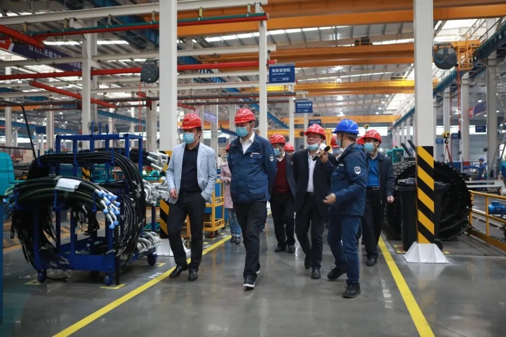 省工信行业事务中心杨卫华副主任一行莅临龙8头号玩家智能调研