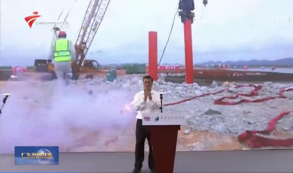 大湾区又一跨海“大桥”开工，，，，，龙8头号玩家智能挖掘机“秀”美现场