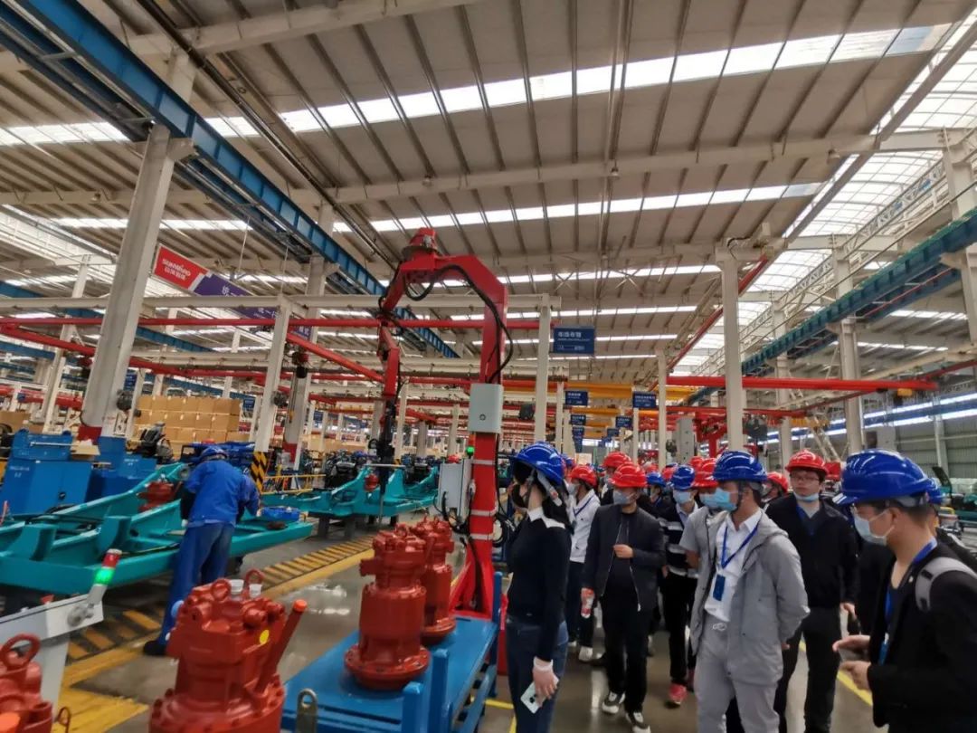 长沙工业机械人应用专题训练营到访龙8头号玩家智能