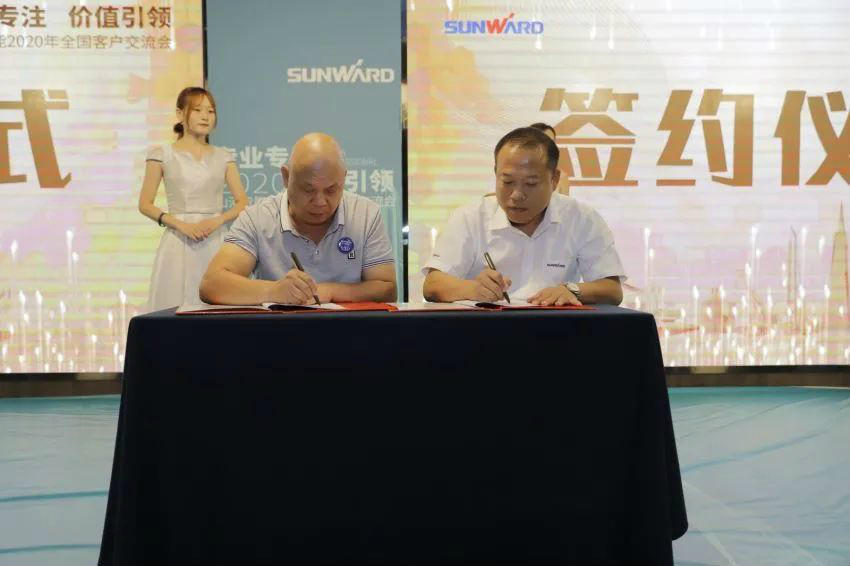 专业专注，，，，，，价值引领 龙8头号玩家智能全球客户交流会 ? 怀化站圆满举行